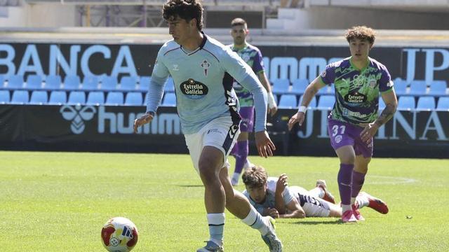 Hugo González conduce la pelota en un momento del derbi regional disputado ayer por el Fortuna ante el Lugo en Balaídos. | ALBA VILLAR