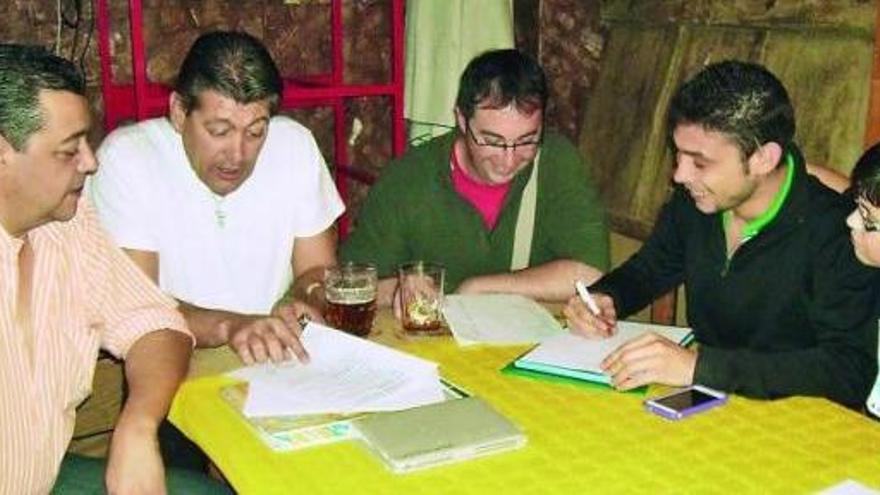 Socios de la nueva peña en su sede junto a algunos miembros de la directiva.