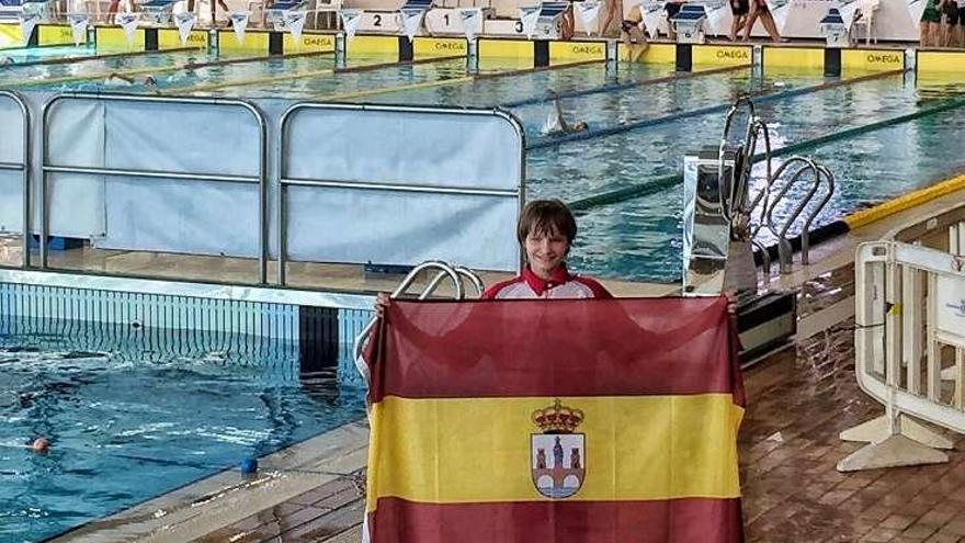 Nasta, con la bandera de España.