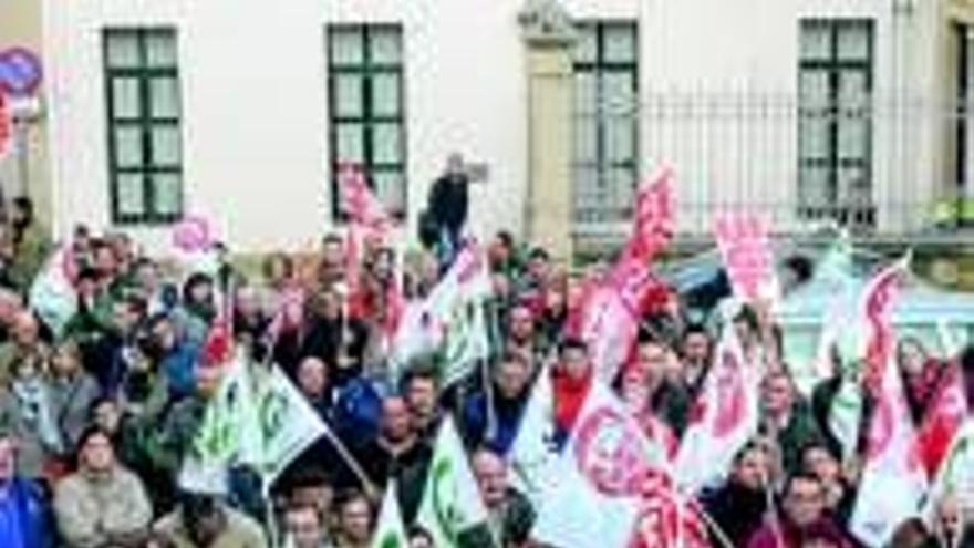 Empleados municipales celebran su primera jornada de protesta