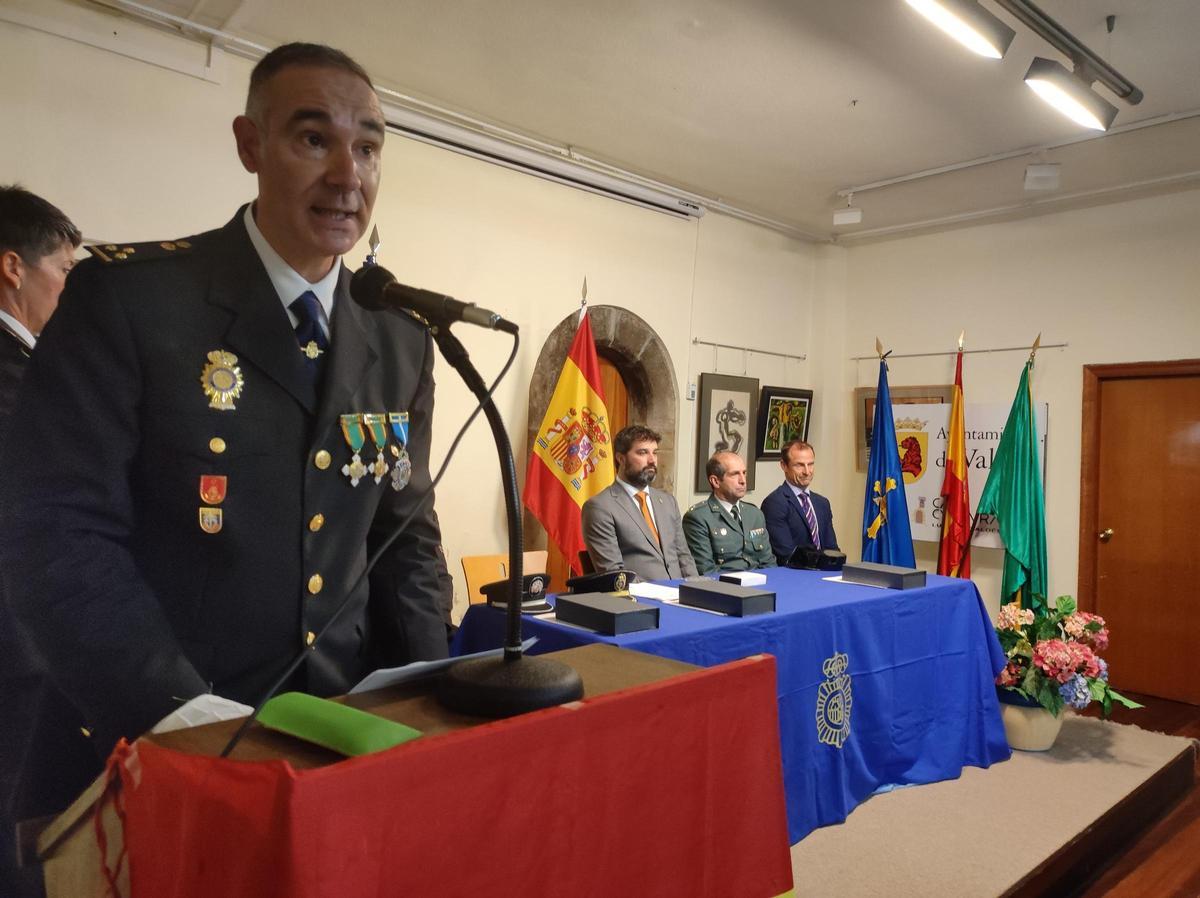 Un momento de la intervención del inspector jefe de la Comisaría de Luarca.