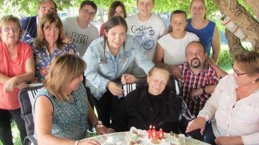Manuela Fraga rodeada por su familia, la alcaldesa de Meaño, Lourdes Ucha y la concejala Milagros Pérez. // Tino Hermida