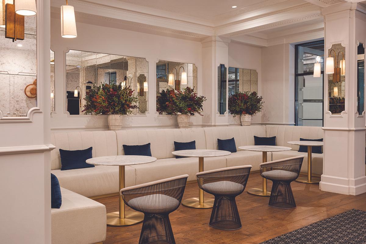 El hotel destaca por su decoración elegante y sofisticada.