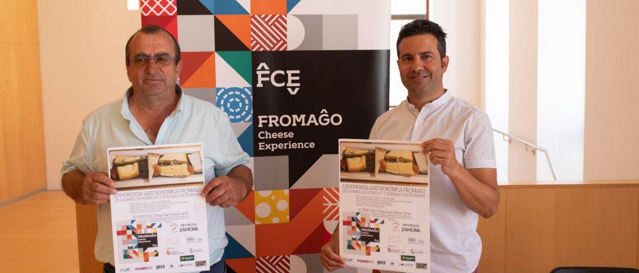 Ángel Sánchez, junto a Raúl Macías, con carteles promocionales de Fromago. |