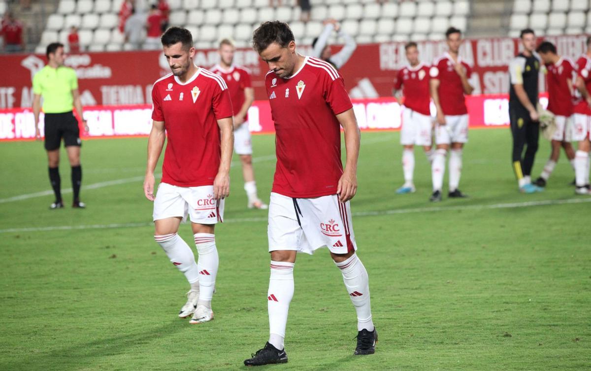 Pedro León, cabizbajo tras la derrota del Real Murcia ante el Sanluqueño. | PEPE VALERO