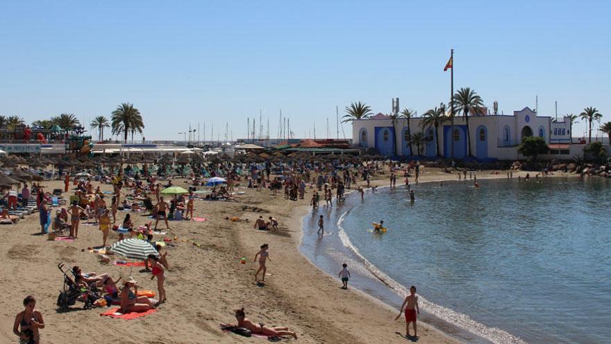 Los bañistas disfrutan de una jornada de playa en pleno mes de julio en la playa de La Fontanilla.