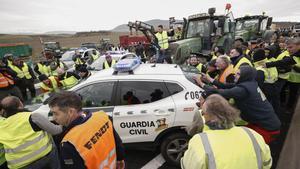 Situación tensa entre agricultores y Guardia Civil en el acceso a Pamplona