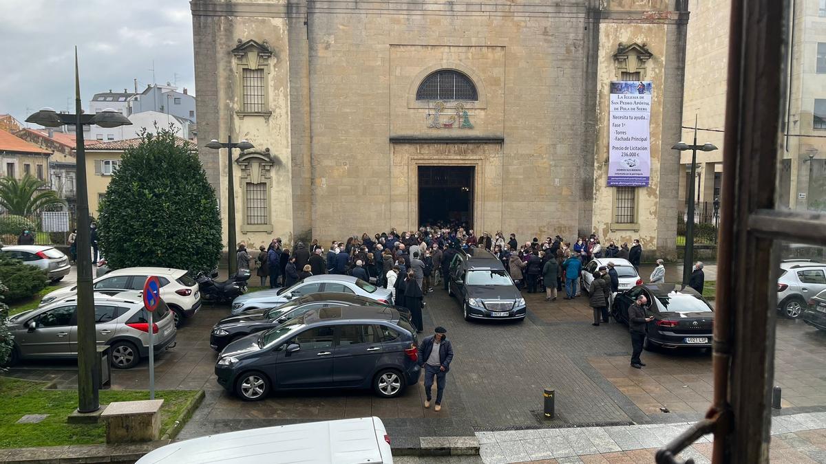 Emocionado funeral en Pola de Siero por el cura "Tito"