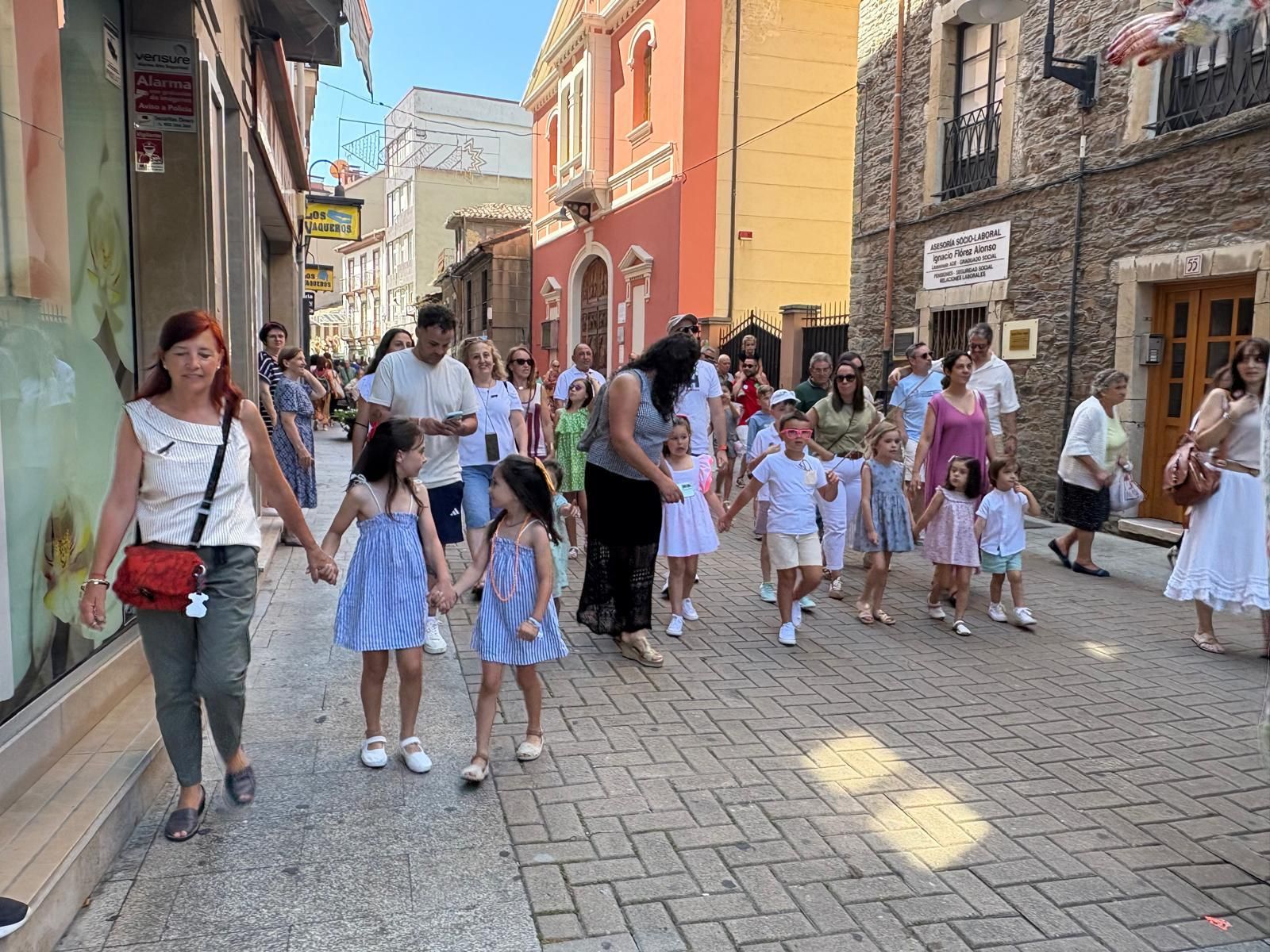 Los gigantes y cabezudos llenan de color y música Cangas del Narcea