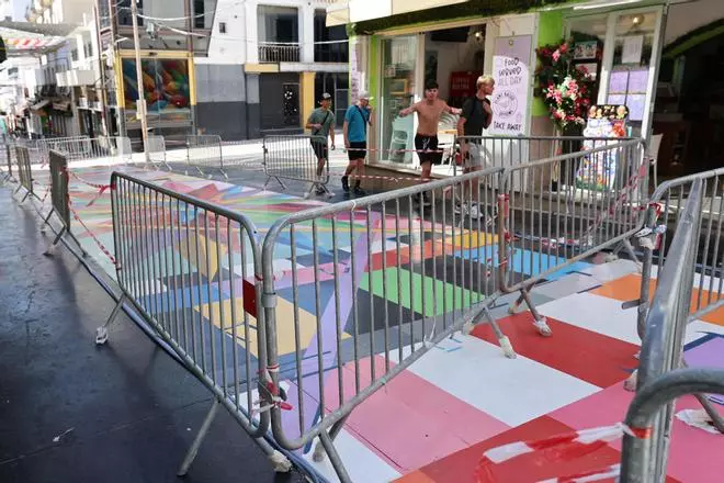 Todas las imágenes de la calle Santa Inés, en Sant Antoni, donde se ha restaurado la obra de Okuda.