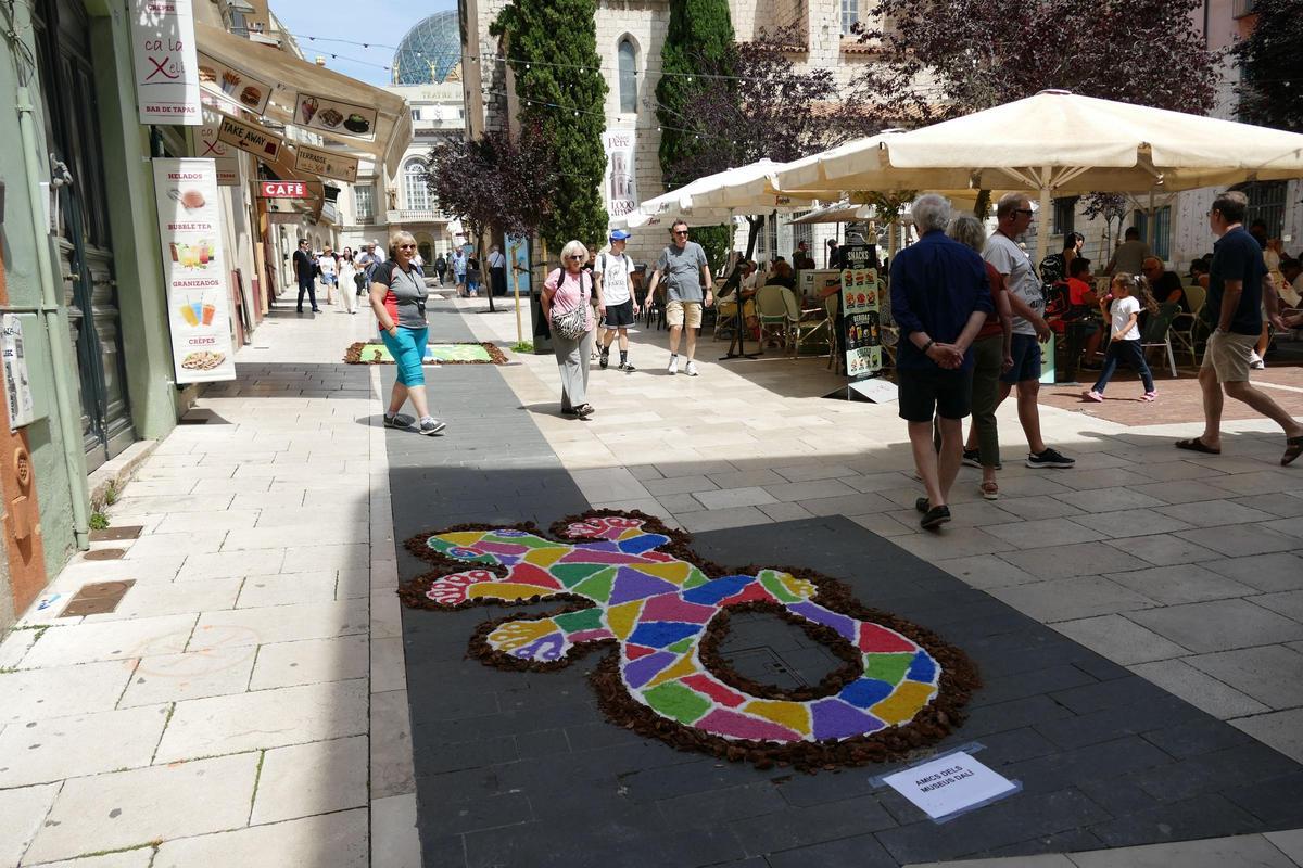 Les catifes de Corpus omplen de color l'entorn de Sant Pere de Figueres