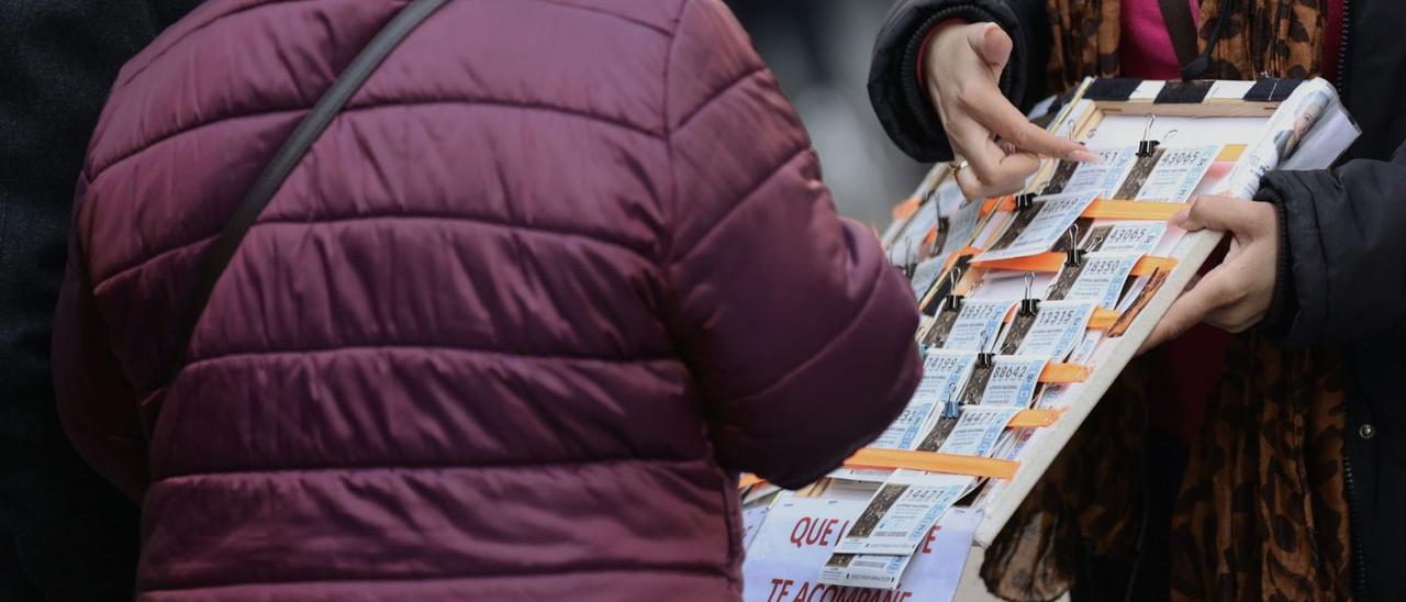 Una mujer escoge un numero para el sorteo de hoy.