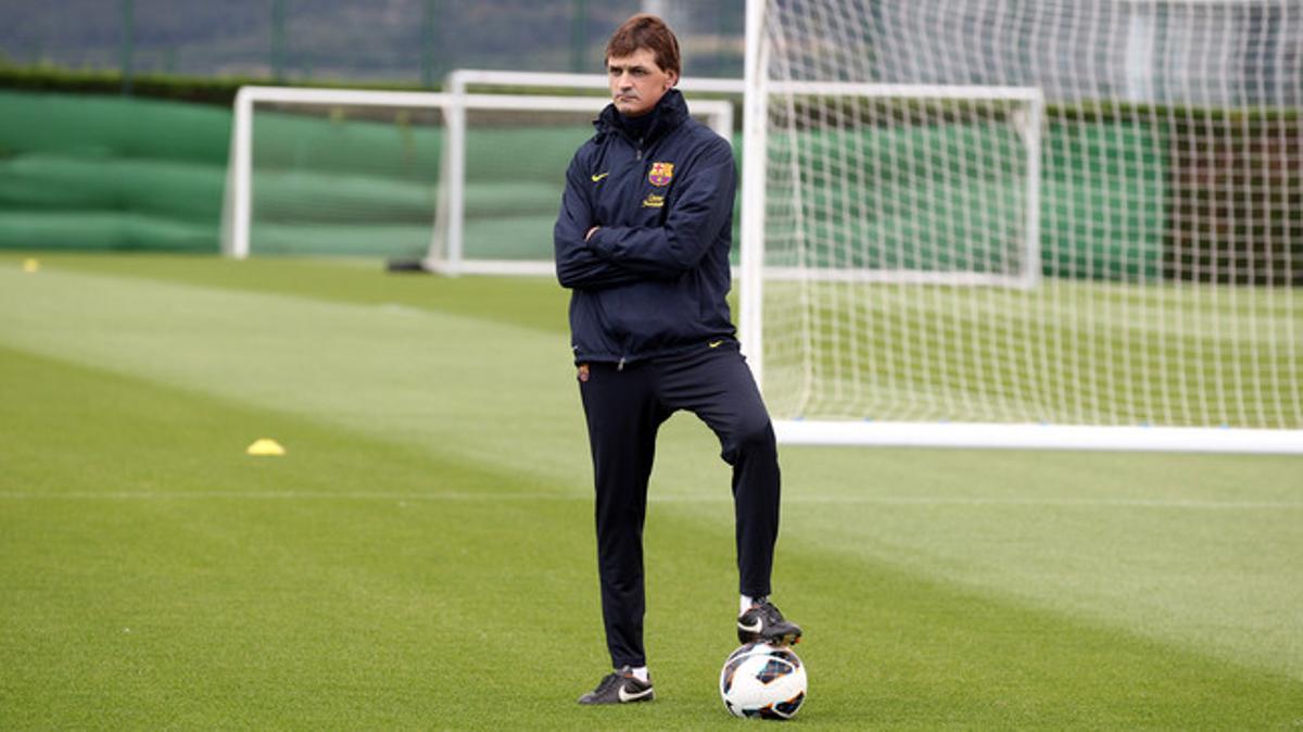 L’entrenador del Barça supervisa una sessió.
