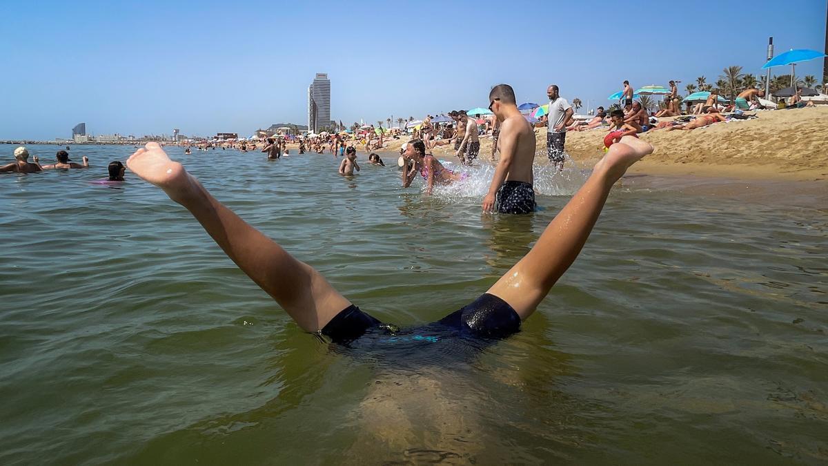 Barcelona 16/07/2022 Ola de calor Bañistas en la playa del Bogatell, en Poblenou FOTO de FERRAN NADEU