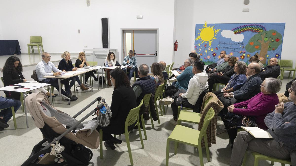 El malestar vecinal del PAU 2 por el mercadito de Hogueras irrumpe en la Junta de Distrito 3 de Alicante El malestar vecinal del PAU 2 por el mercadito de Hogueras irrumpe en la Junta de Distrito 3 de Alicante