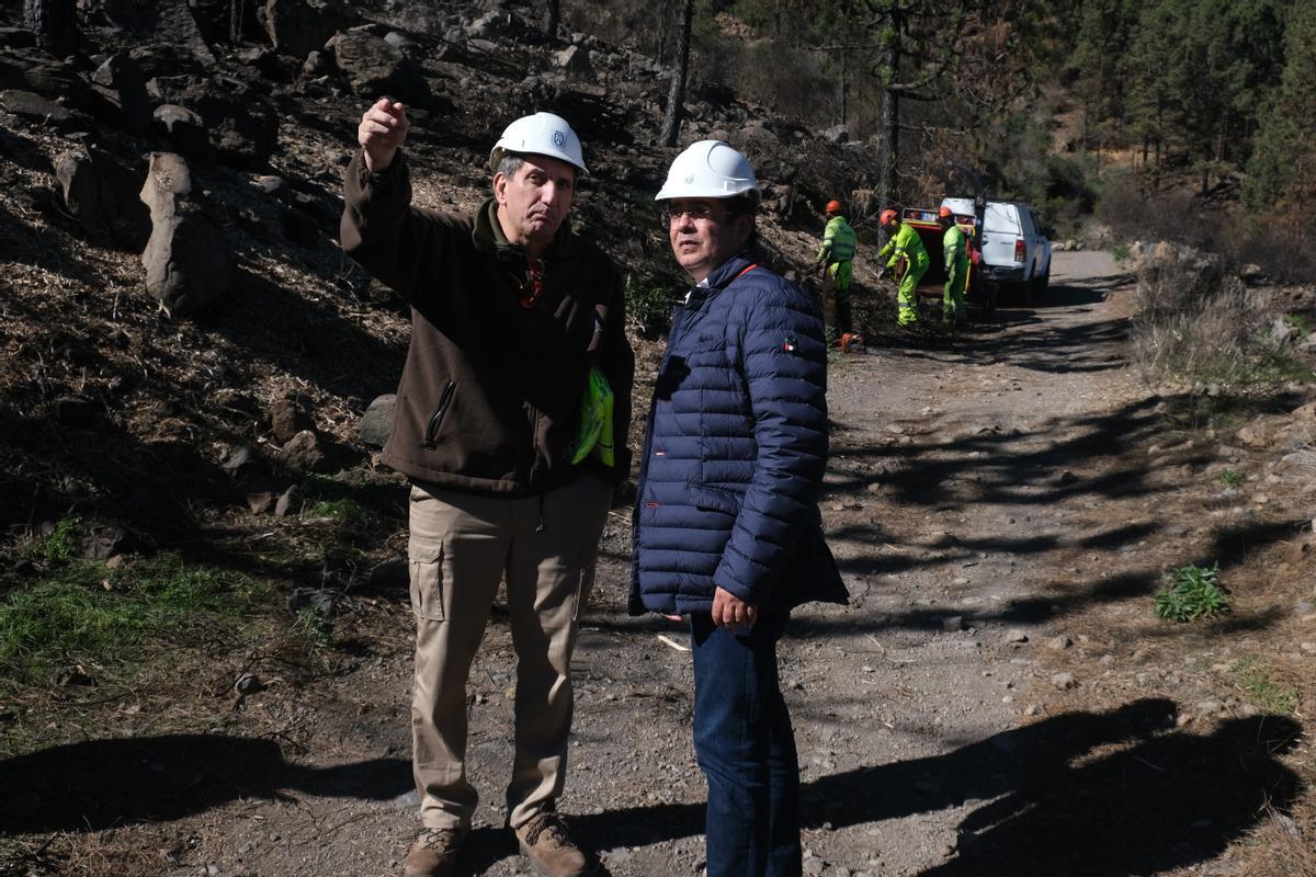 Pedro Martín (derecha) durante su visita a los montes afectados por el incendio del verano