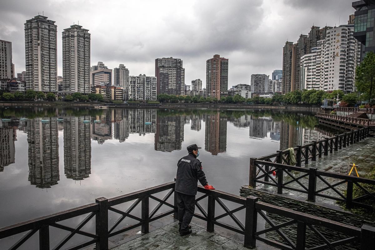 Un guardia de seguridad de Wuhan vigila el cumplimiento de la cuarentena en la ciudad, el 29 de marzo de 2020.