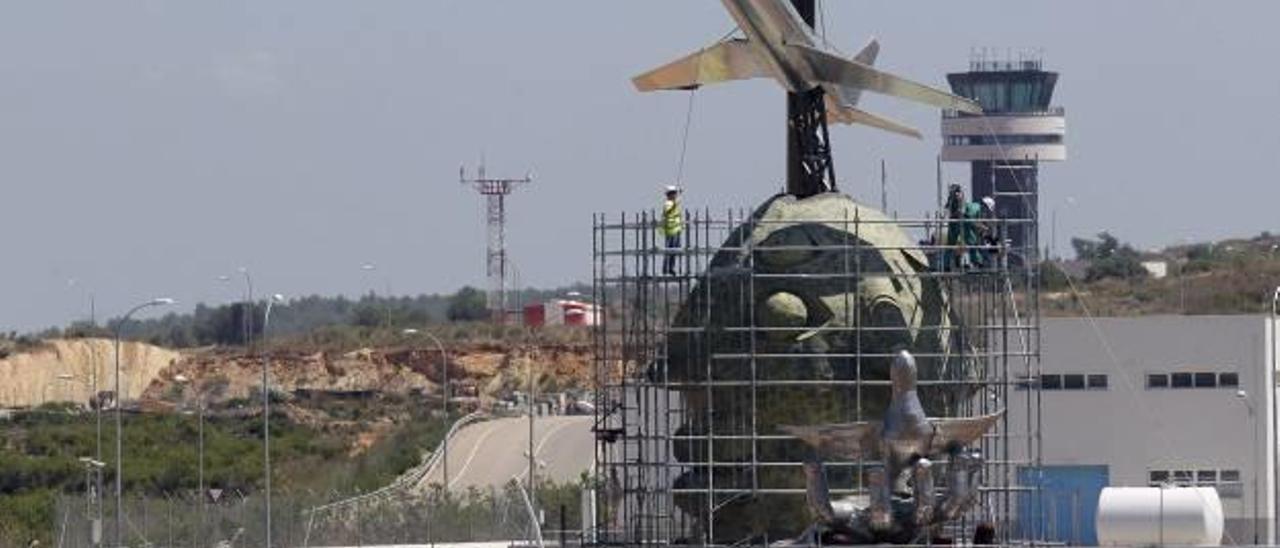 Rotonda de entrada a las instalaciones del aeropuerto de Castellón, en una obra de 2012.