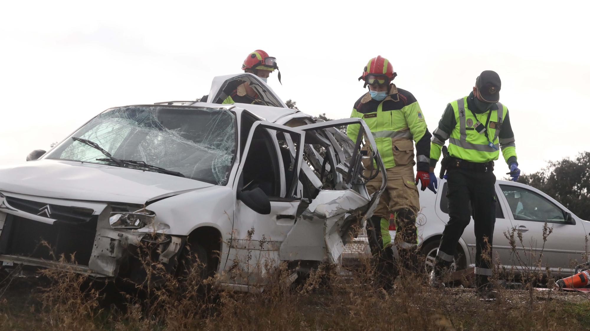 Guardia Civil y bomberos comprueban un coche siniestrado en un accidente de tráfico en la A-62 a la altura de Salamanca.