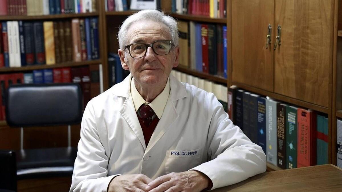 El neurólogo Manuel Noya en su consulta privada de Santiago de Compostela