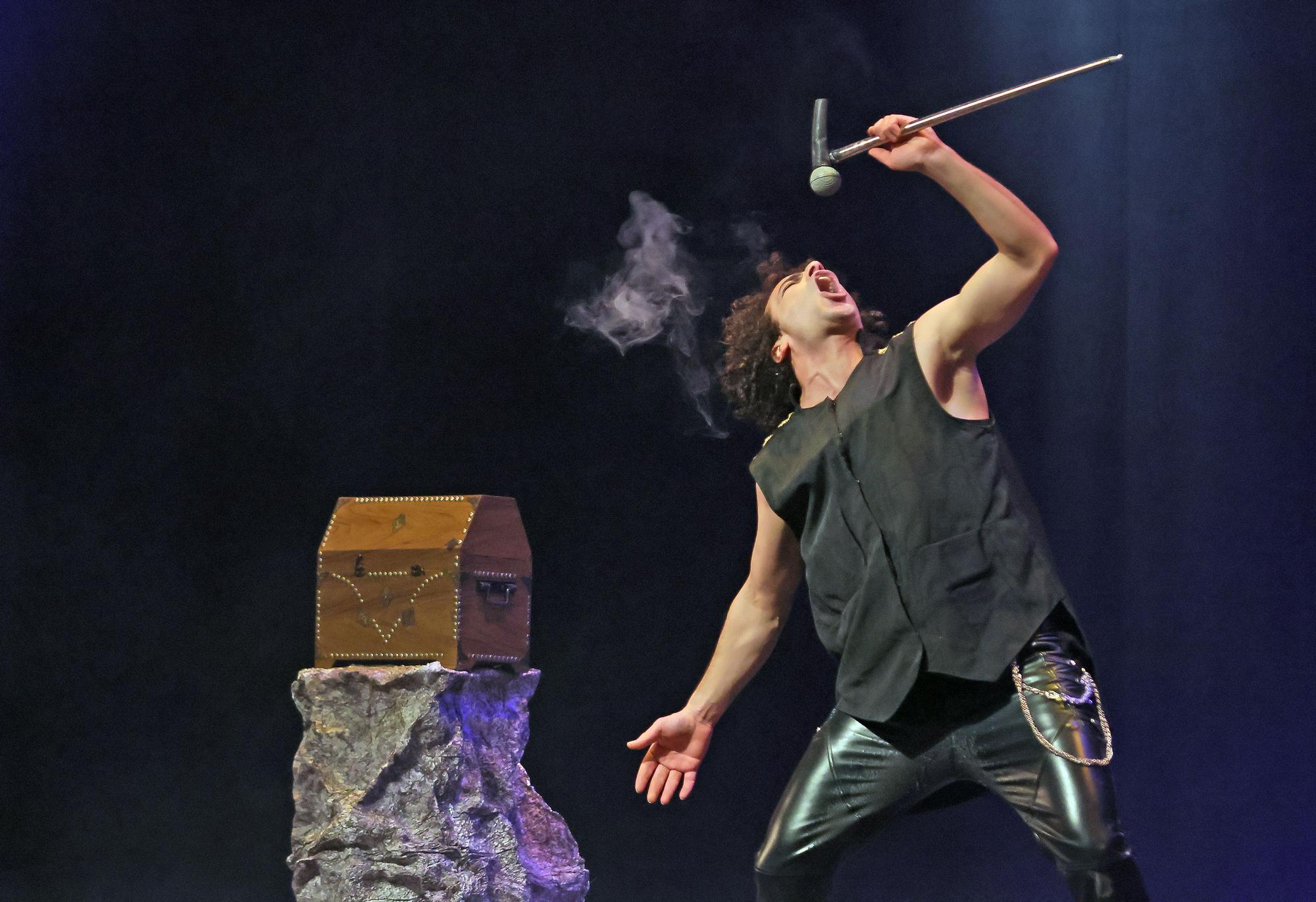 L'espectacle 'La Nit dels Genis' deixa el Kursaal bocabadat amb aigua, foc i fum