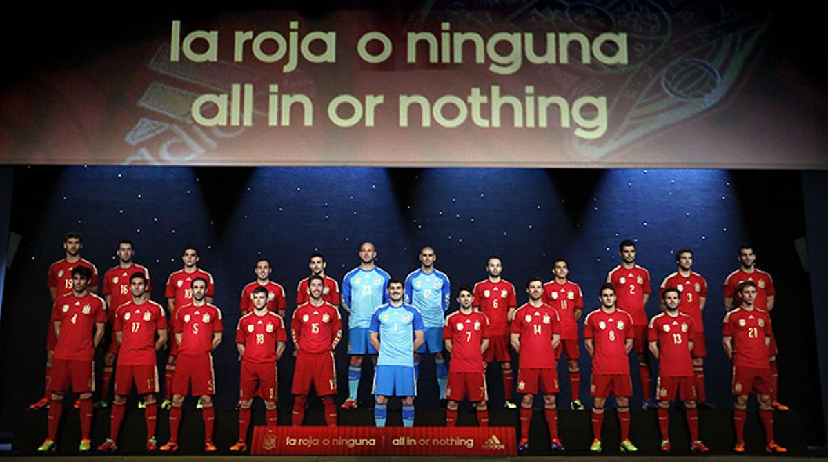 Els jugadors de la selecció espanyola, amb la nova samarreta.