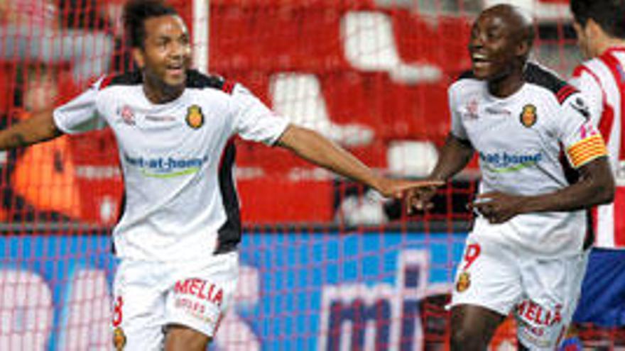 Emilio Nsue celebra con Webó el primero de los dos goles que marcó el jueves en El Molinón.