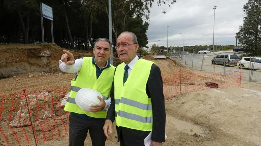 Francisco de la Torre y Elías Bendodo, ayer en el Campamento Benítez.