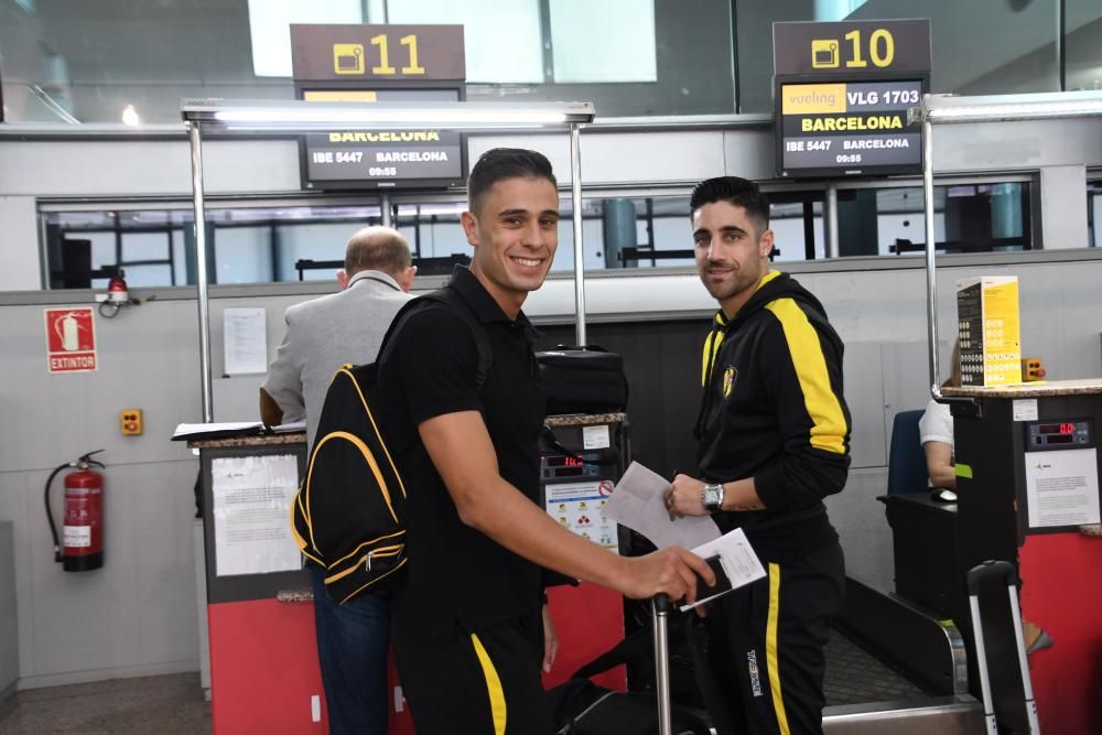 La expedición aurinegra partió al completo esta mañana desde el aeropuerto de Peinador y se hospedará en Figueres antes del partido de mañana a las 18.15 horas ante el Peralada.