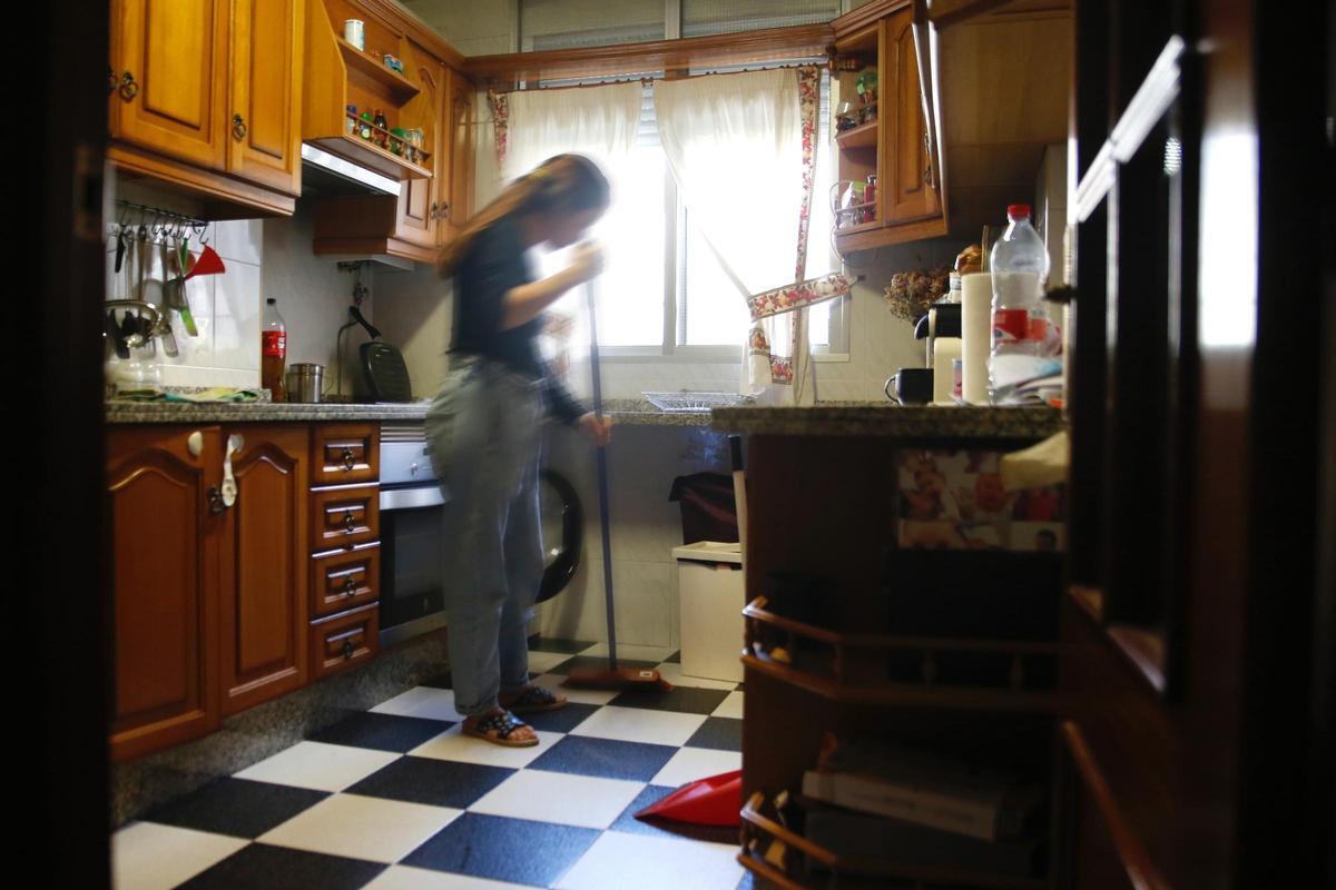 Una limpiadora del hogar, en una imagen de archivo.