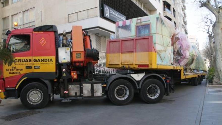 Momento en que el camión gira desde Germanies hacia Rausell cargado con «ninots» de Prado.