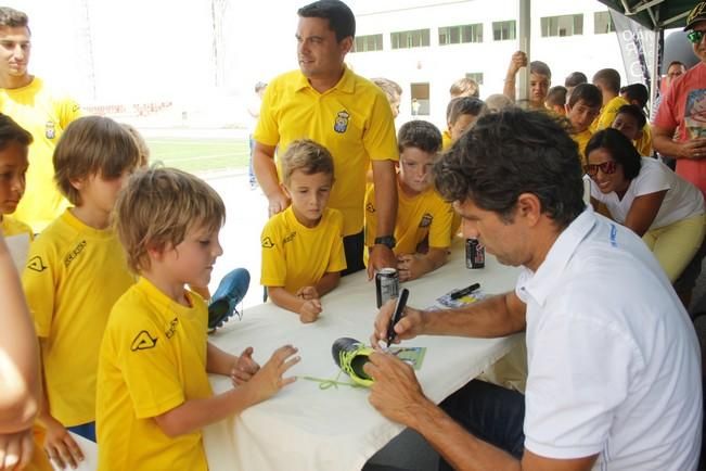 Valerón recibe el cariño de la cantera en Yaiza