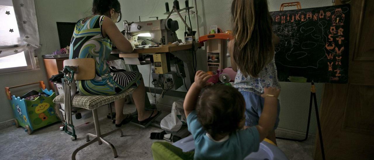 Una aparadora trabajando en el taller que se montó en casa, en imagen de archivo.  | ANTONIO AMORÓS