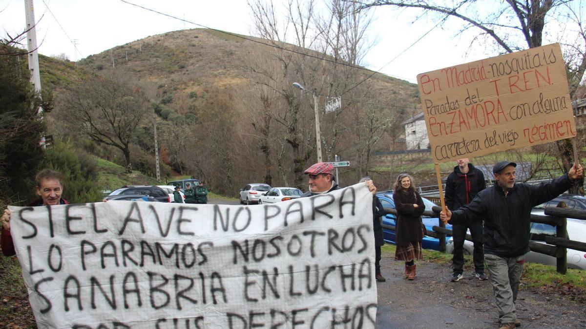 Protesta contra la supresión de paradas de tren en Sanabria.