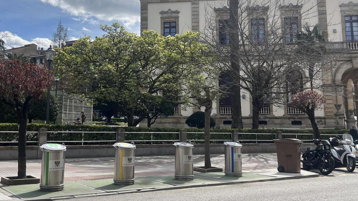 Los contenedores de reciclaje instalados junto al Ayuntamiento de Villaviciosa