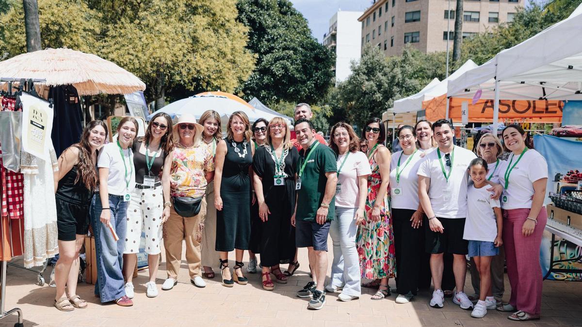Carrasco junto a vecinos y comercios de la zona.