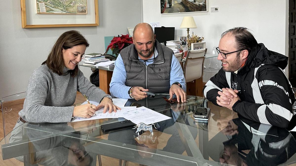 La alcaldesa, durante la firma del contrato con la empresa que ejecutará las obras.