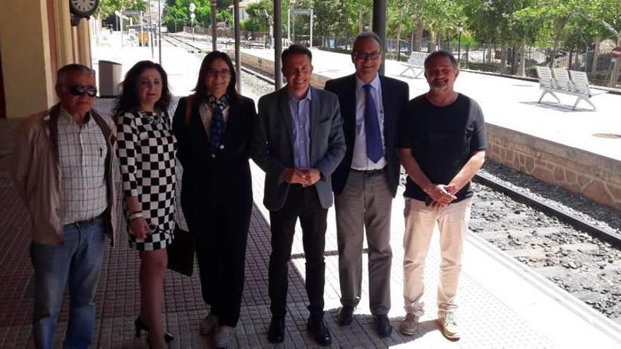 El alcalde acompañó ayer a los senadores en la estación de Sutullena.