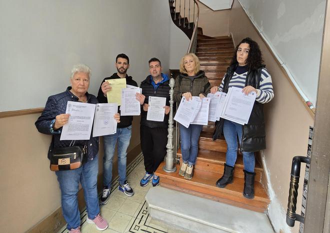 El derribo de un sótano colindante daña gravemente a su vivienda en Vigo.