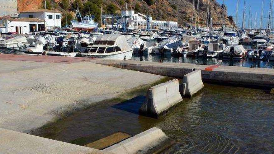 La Conselleria mantiene cerrada con bloques la rampa pública de botadura del puerto de Xàbia.