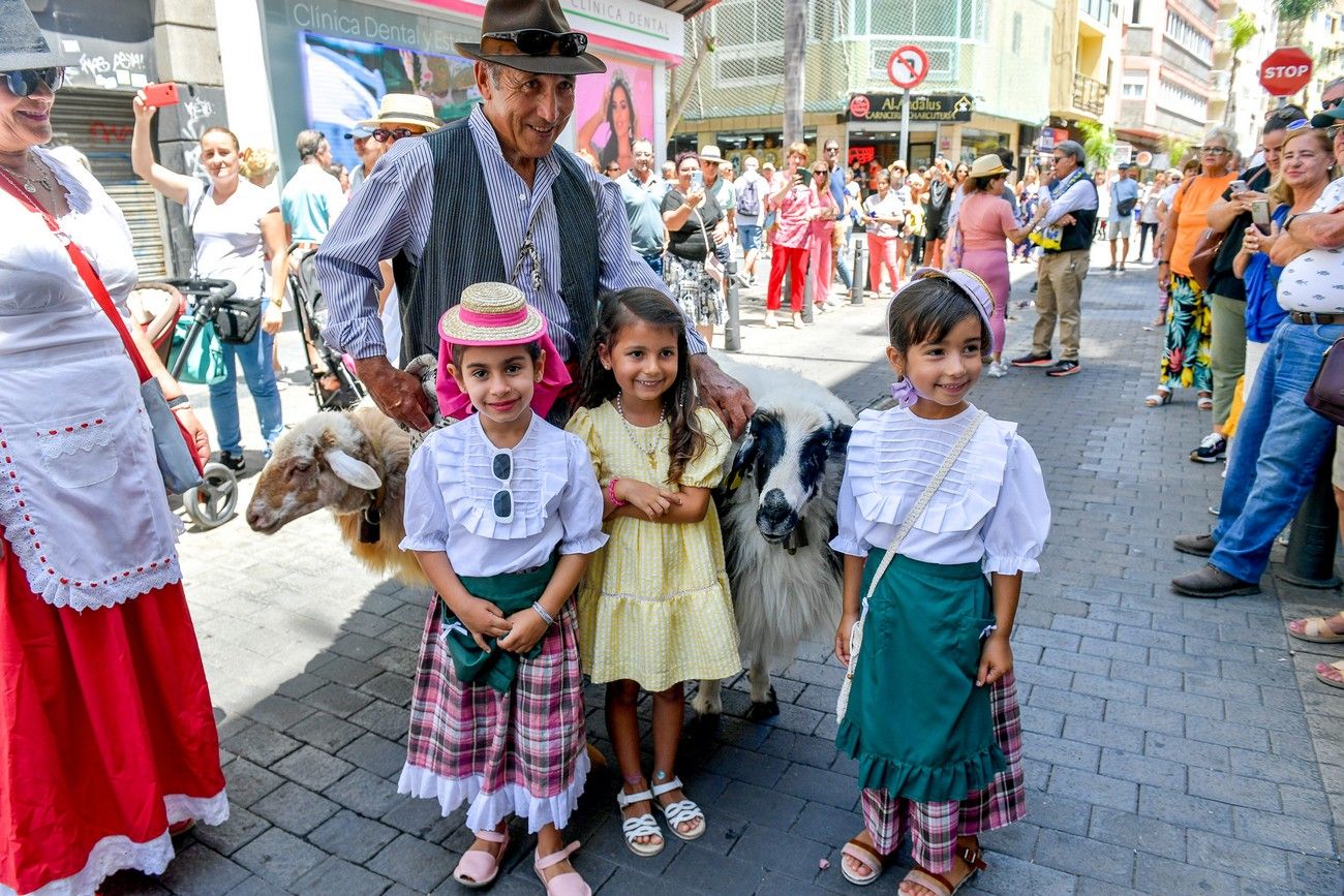 Una romería con bikini en Las Palmas de Gran Canaria