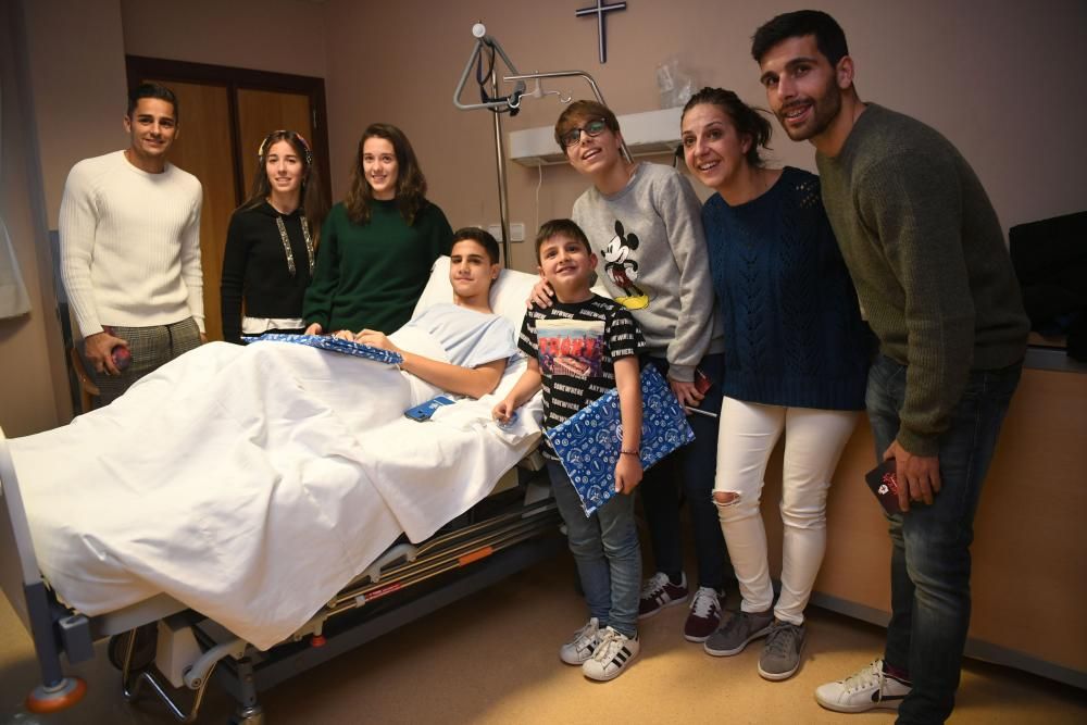 Dos futbolistas del primer equipo -David Simón y Eneko Bóveda-, junto a tres jugadoras del Deportivo Abanca -Cris, Laura y Miriam- visitam a los niños hospitalizados.