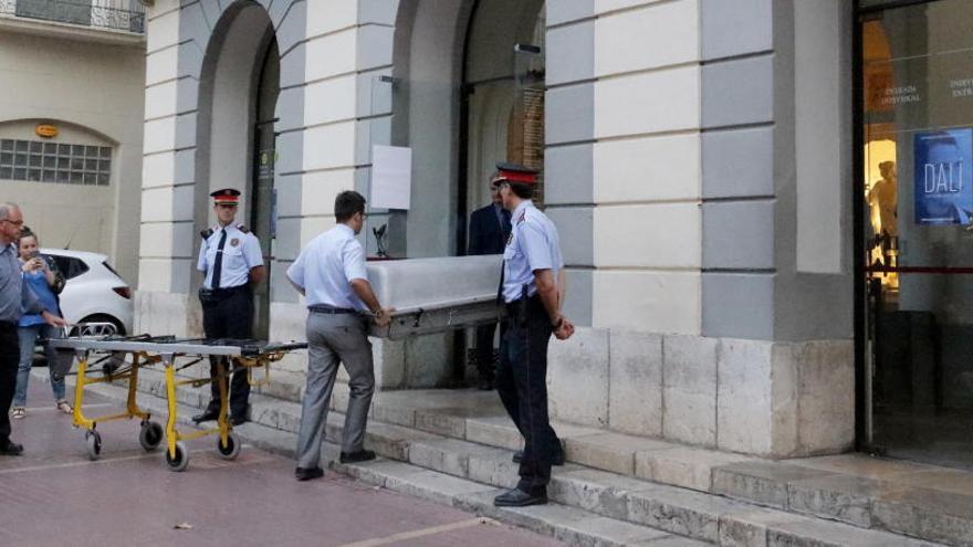 Entrada de la funerària al Museu Dalí per començar l&#039;exhumació del pintor, el 20 de juliol del 2017