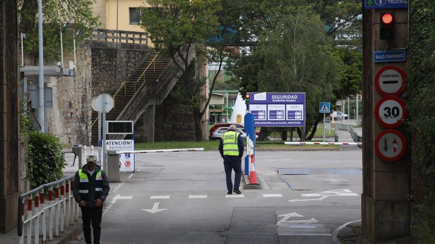 La entrada de la fábrica de Saint-Gobain, en Avilés. | LUISMA MURIAS