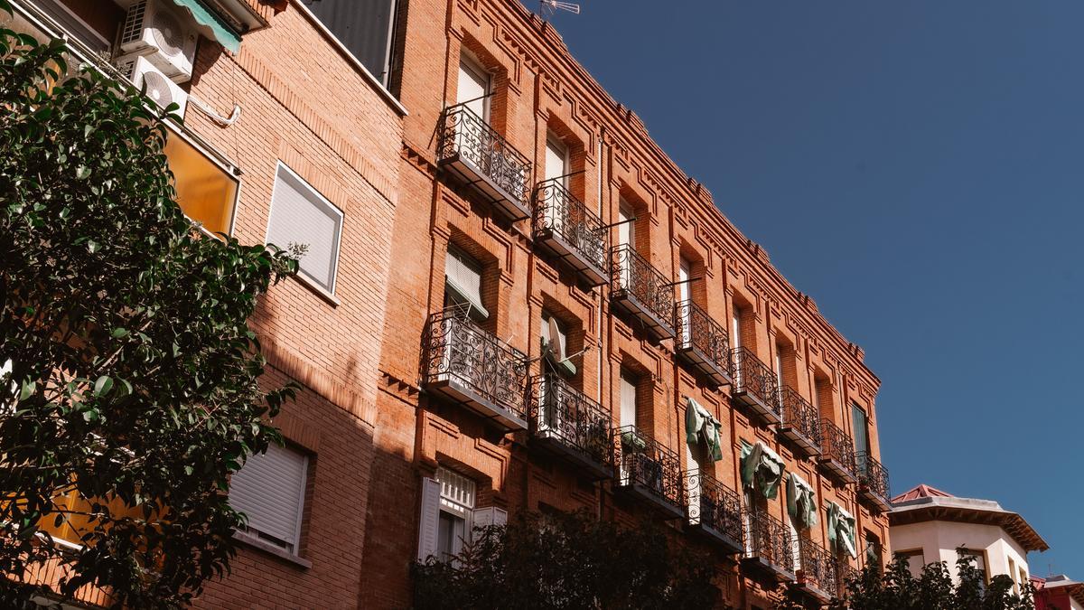 Fachada en la parte obrera del barrio de Tetuán, de estilo neomudéjar