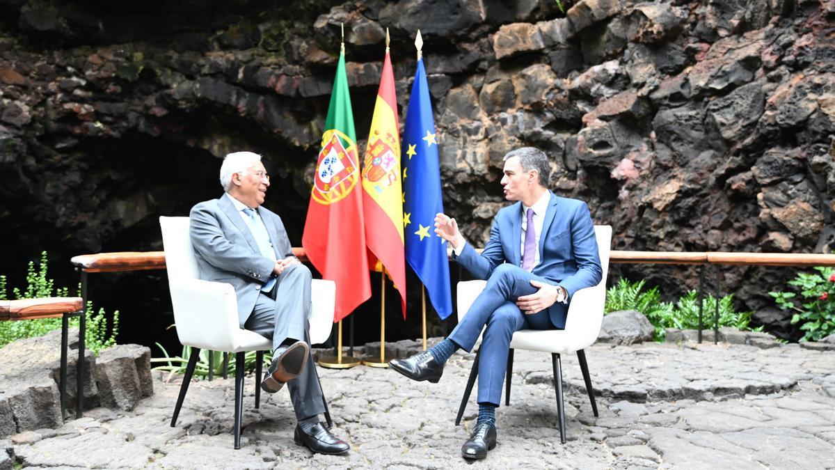 El presidente del Gobierno, Pedro Sánchez, junto a su homólogo portugués, Antonio Costa.