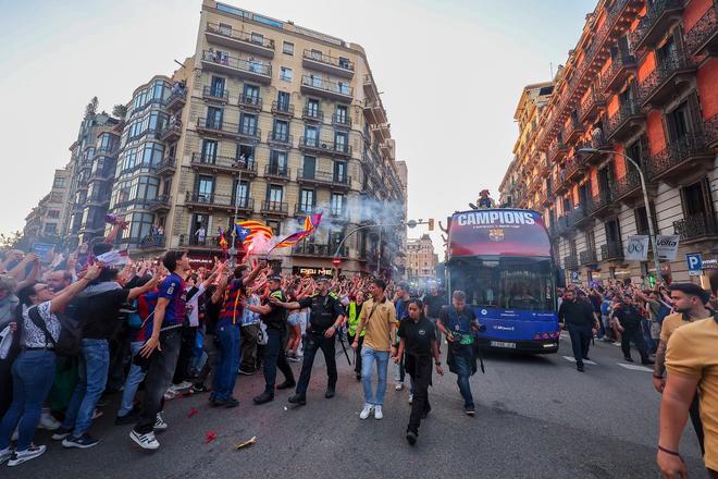 ¡De locos! Las mejores imágenes de una ciudad entregada al Barça