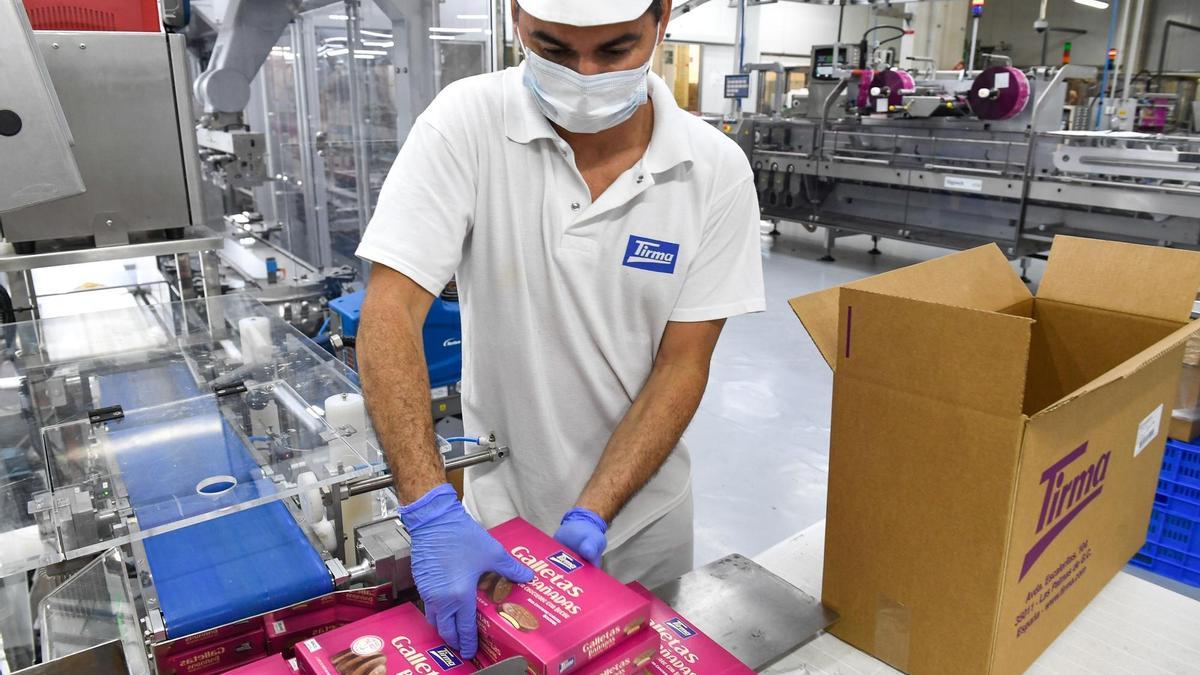 Un trabajador de Tirma en la empresa, ubicada en Las Palmas de Gran Canaria.
