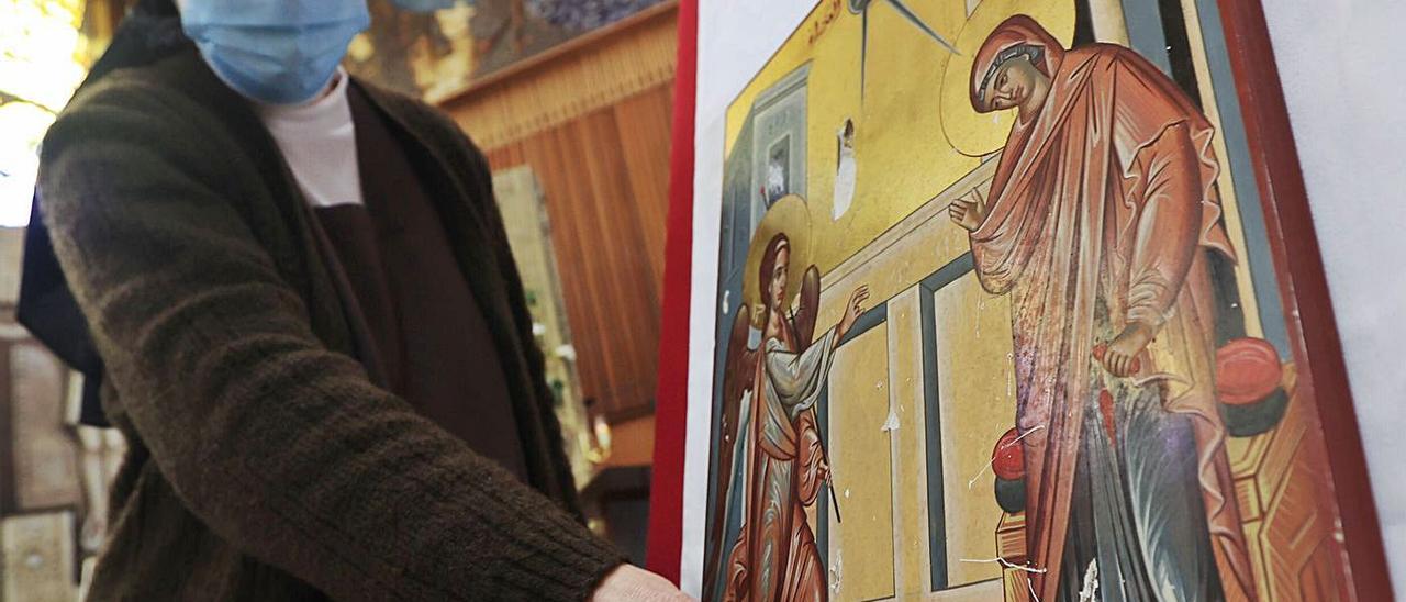 Teresa Montoto, priora de las Carmelitas Descalzas, muestra una de las marcas de bala en el icono de la Anunciación expuesto en la iglesia del convento. | Miki López