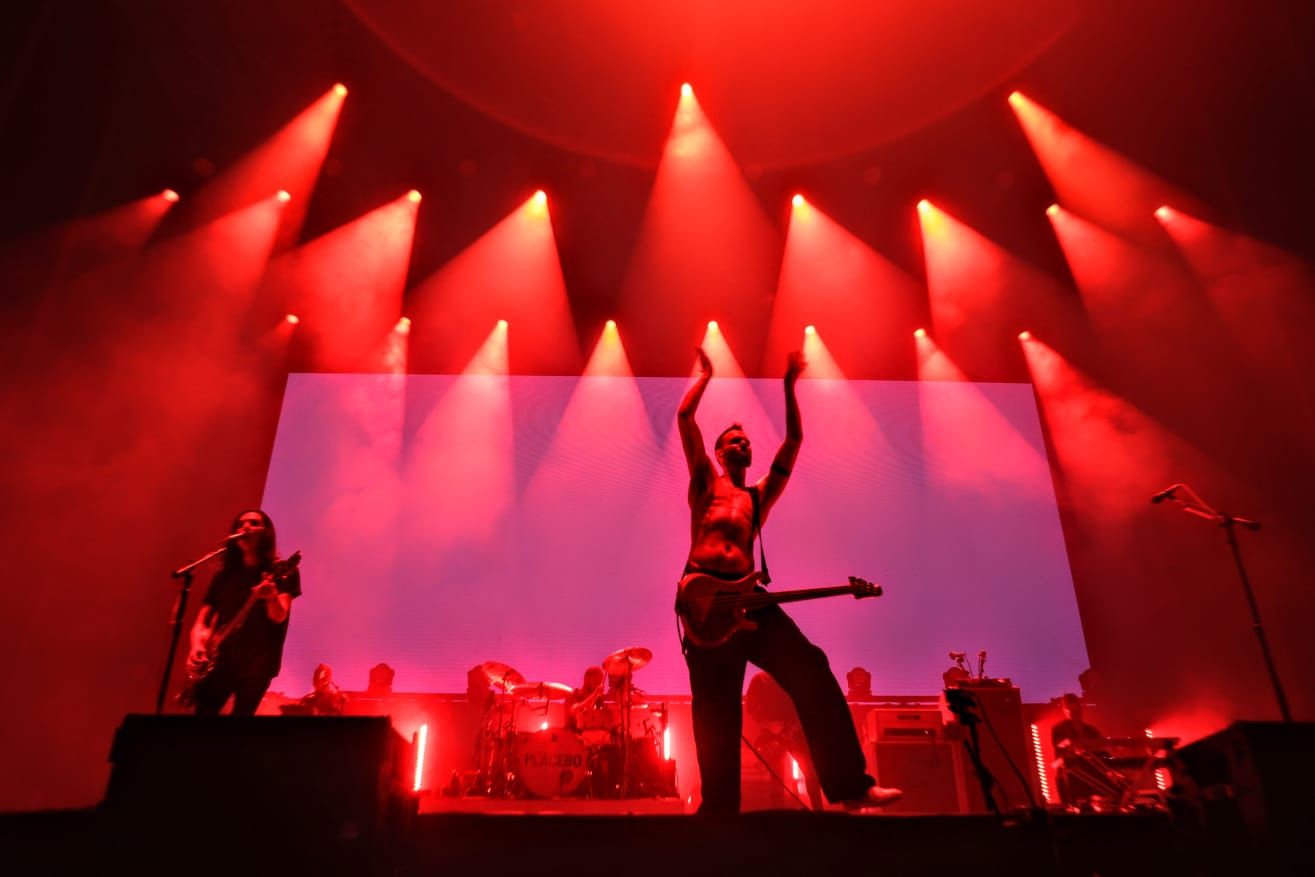 Placebo, la mítica banda londinense de rock alternativo en plena actuación ayer en Benidorm.